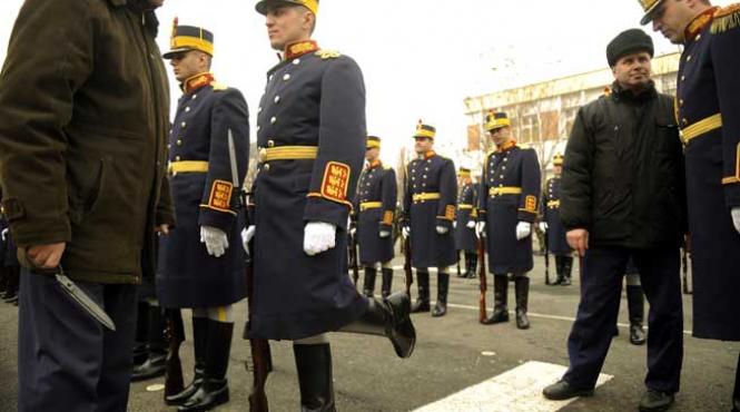 regimentul 30 garda mihai viteazul sau despre cum e sa fii militar cum sa stai ore intregi in picioare fara sa clipesti