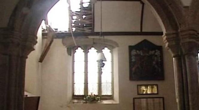 biserica devastata fulgere clopotnita