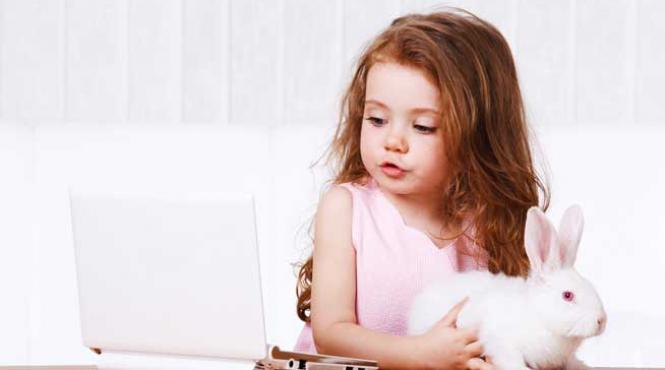 prea multe ecrane pentru un copil mic un copil de 7 ani sta un an zi si noapte in fata televizorului sau a laptopului