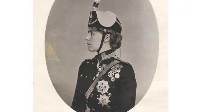 un tanar frumos care incerca sa si ascunda sfiala razand