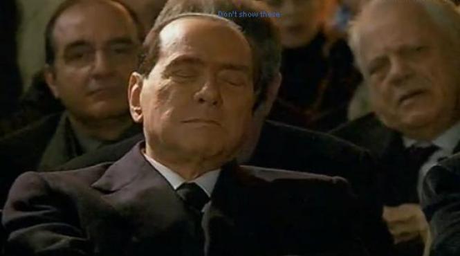 video silvio berlusconi doarme in timpul unei ceremonii pentru comemorarea victimelor holocaustului