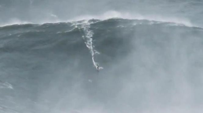 iti taie respiratia momentul in care un surfer invinge un val inalt de 30 de metri si stabileste un nou record mondial video