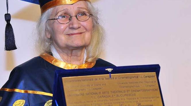 catalina buzoianu ar mai sparge peretii teatrelor