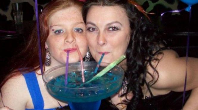premiul pentru cea mai iresponsabila mama i a dat fiicei sale sa bea de la trei ani