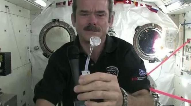 spalatul pe mani in spatiu o adevarata cascadorie demonstratie incredibila facuta de un astronaut canadian video
