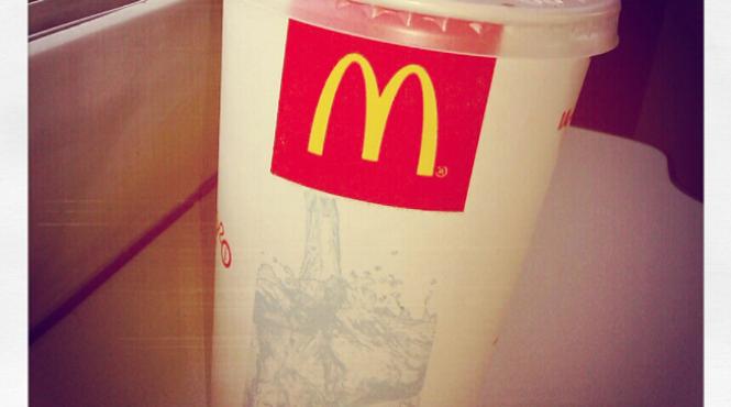 surpriza aproape mortala intr o bautura de la fast food ce a comandat si ce a primit o tanara