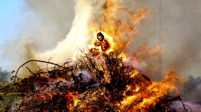 vrajitoare arsa pe rug papua noua guinee