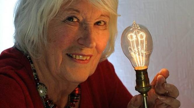 cel mai vechi bec din lume in stare de functionare straluceste si dupa 130 de ani