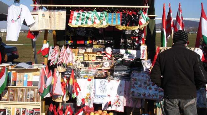 extremistul csibi comercializeaza tricouri cu mesajul tinutul secuiesc nu este romania