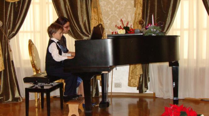 lectii de pian la patru maini oferite adultilor de interpreti de cinci ani