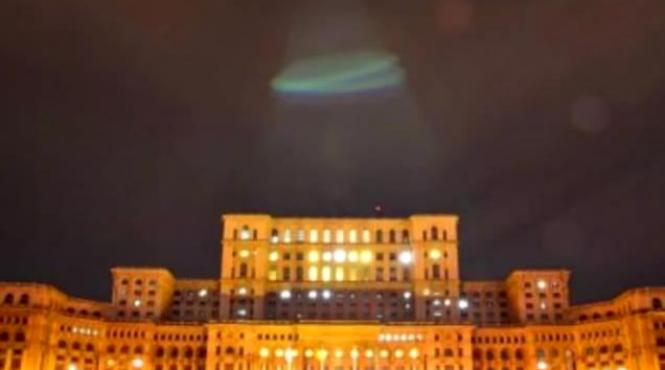 daily mail ozn deasupra casei poporului nu mi a venit sa cred este o lumina cu o forma ciudata pe care nu pot sa o descriu