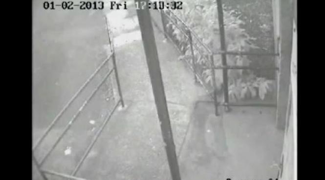 am filmat o fantoma imagini infricosatoare filmate la londra in fata unui centru comunitar video