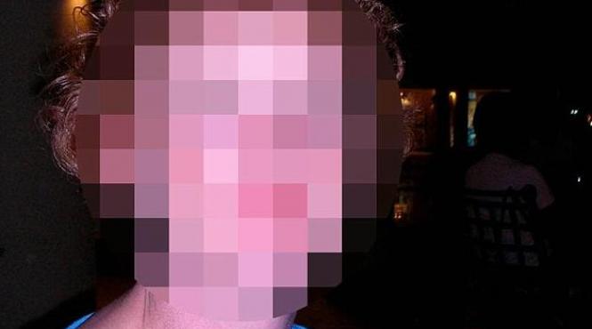 secretul unei mame este director executiv insa cel de al doilea job tinut ascuns i ar lasa prietenii si fiul fara cuvinte