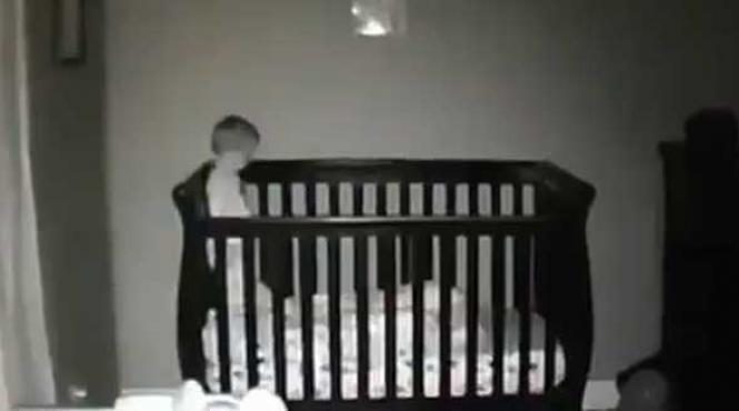 bebelusii se distreaza doar dupa ce si au convins parintii ca dorm