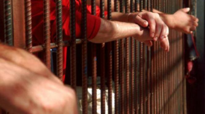 un angajat de la penitenciarul codlea retinut pentru luare de mita barbatul a facilitat contracost introducerea in inchisoare a doua telefoane mobile