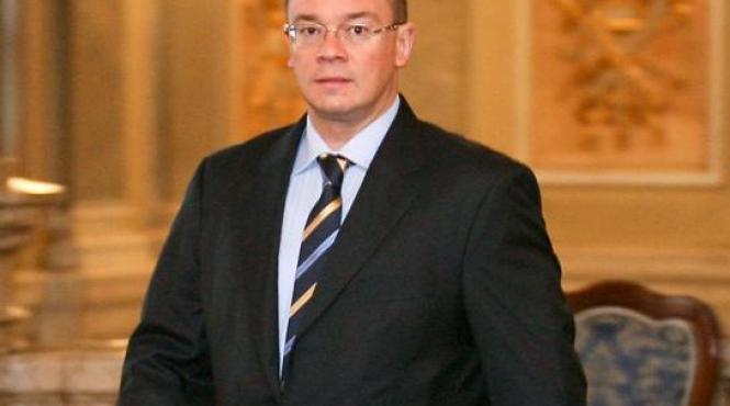 mihai razvan ungureanu pdl are nevoie de motiuni vizionare nu de un concurs de frumusete intre candidati