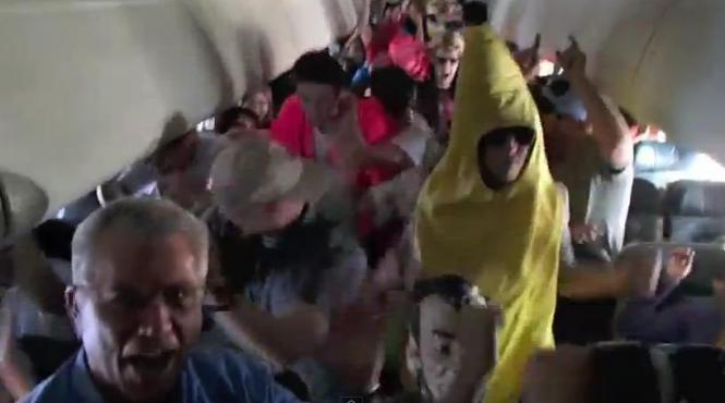 cursa aeriana pusa in pericol de pasageri isterici harlem shake la peste 9 000 de metri inaltime video