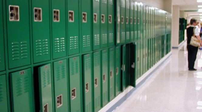 video s a ascuns in dulapul scolii cu o camera video pentru a prinde hotul nu se astepta la ce a urmat