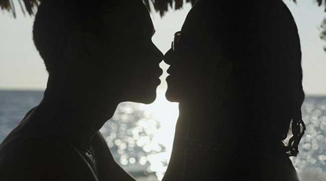 sunt distrusa ce a descoperit o tanara despre tatal ei in ziua in care familia i a cunoscut iubitul