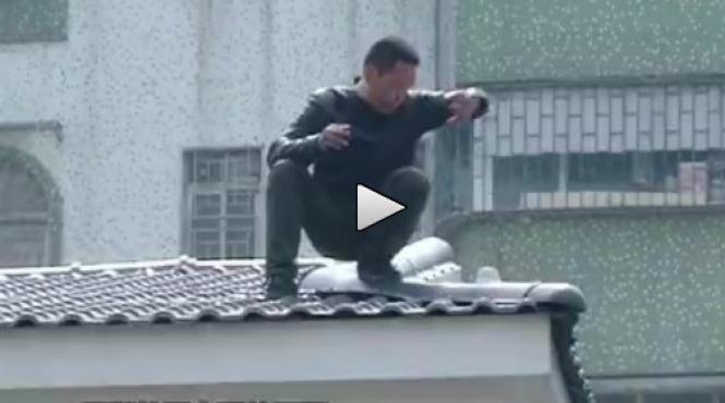 un sinucigas a sarit dupa ce multimea i a scandat in cor sa se arunce video