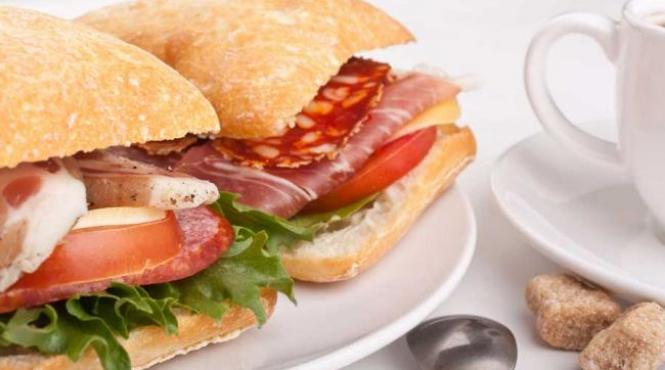 excesul de mezeluri jambon carnati si alte preparate din carne procesata sporeste riscul de cancer si boli cardiovasculare