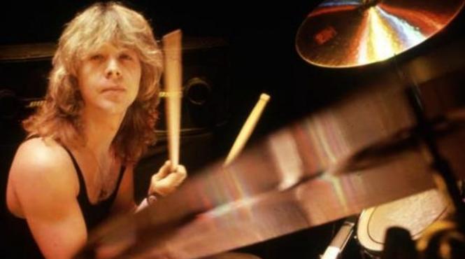 fostul tobosar al trupei iron maiden a murit a fost o persoana minunata a murit impacat in somn in casa lui