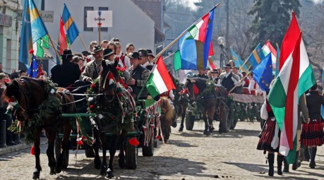 premiera de ziua maghiarilor la cluj napoca drapelul romanesc alaturi de steagurile ue ungariei si secuiesc
