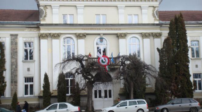 steagul ungariei si al tinutului secuiesc arborate la primaria si consiliul judetean din harghita de ziua maghiarilor