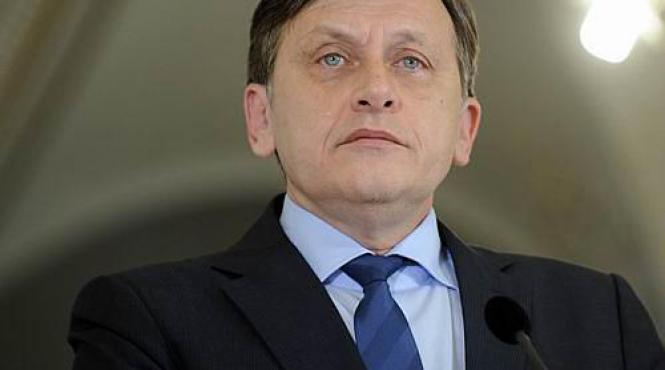 antonescu lui basescu trebuie sa i limitam constitutional prerogativele pre edintele dovedeste instabilitate si labilitate emotionala