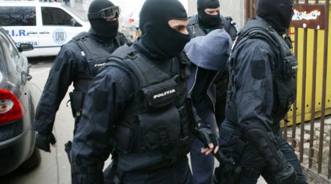 buletine de analize registre medicale si aproximativ 25 000 de euro gasite la domiciliile medicilor care au fraudat cnas