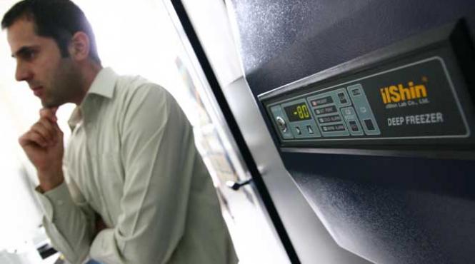 64 dintre studentii unei singure universitati de medicina vor sa plece din tara