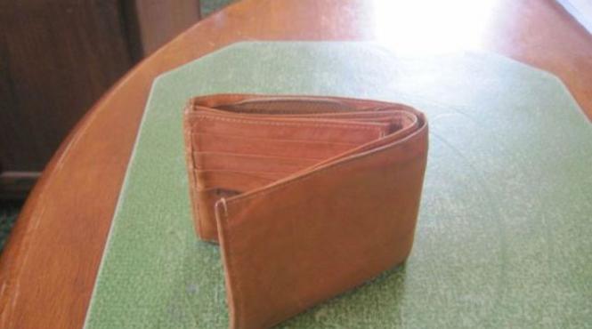 a cumparat un portofel de la un magazin second hand si cand l a deschis a incremenit