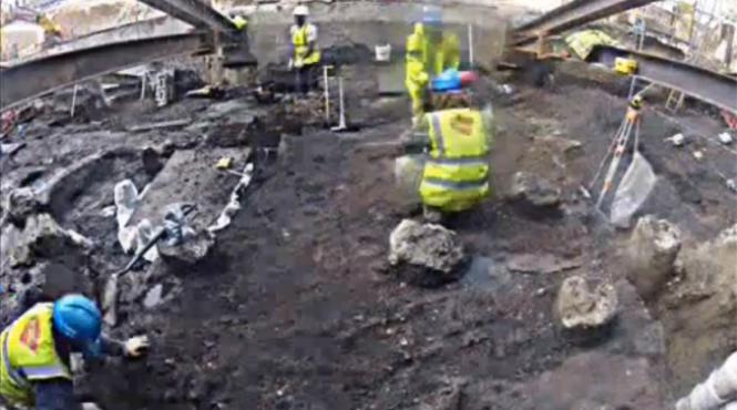 arheologii au gasit in centrul londrei o intreaga strada din perioada romana perfect conservata