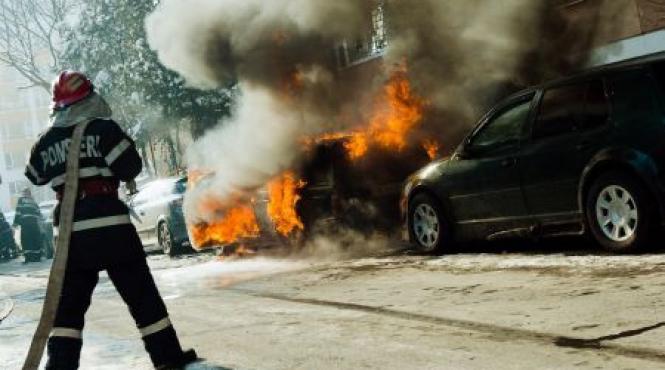 piroman in drumul taberei opt masini au fost distruse de flacari si alte cinci avariate in aceasta dimineata