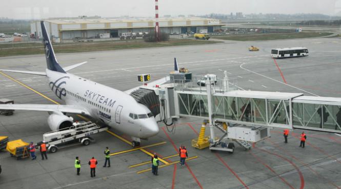 aterizare de urgenta pe aeroportul otopeni din cauza unui conflic la bordul aeronavei