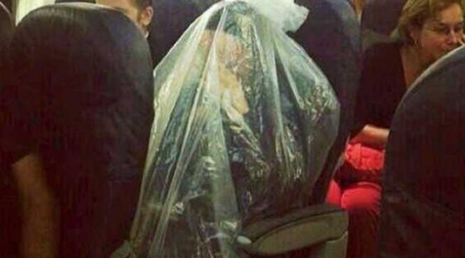 religia l a impachetat intr un sac de plastic la bordul unei curse aeriene