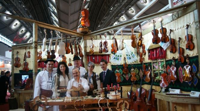 viorile romanesti admirate la cea mai mare expozitie de instrumente muzicale din lume
