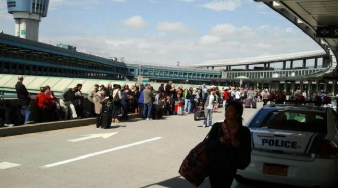 aeroportul laguardia din new york evacuat dupa gasirea unui pachet suspect obama atentatul de la boston un act terorist