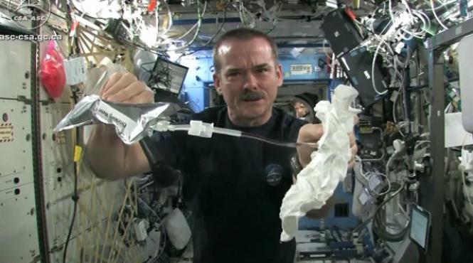 cum se stoarce o carpa uda in spatiu video