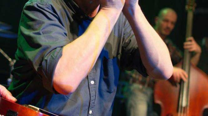 cinste lor nightlosers canta in clubul taranului