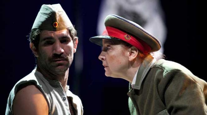 v i frunza cu mutter courage si copiii ei pe scena teatrului mic