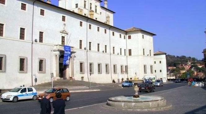 focuri de arma in fata sediului guvernului italian o persoana a fost ranita