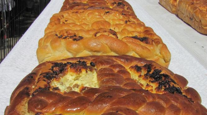 in ajunul floriilor maramuresenii si bucovinenii au copt impreuna pasca gigant de 15 metri lungime