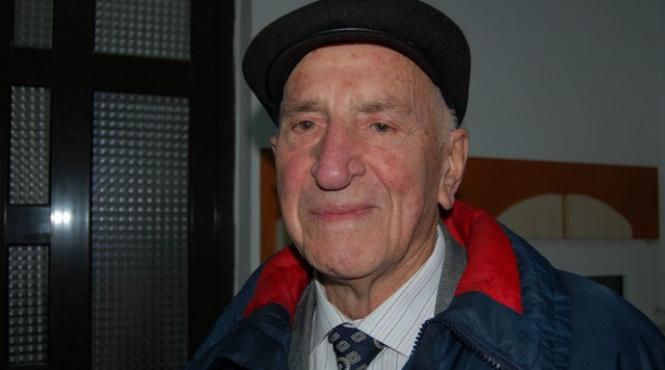 atunci s a intrebat daca exista dumnezeu un prieten mort atarna pe gard peste tot era numai sange si creier imprastiat video