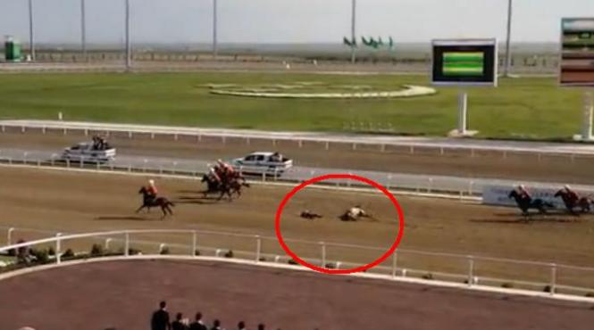 un lider de stat a cazut de pe cal in timpul unei curse de cai jurnalistilor li s a cerut sa stearga imaginile filmate video