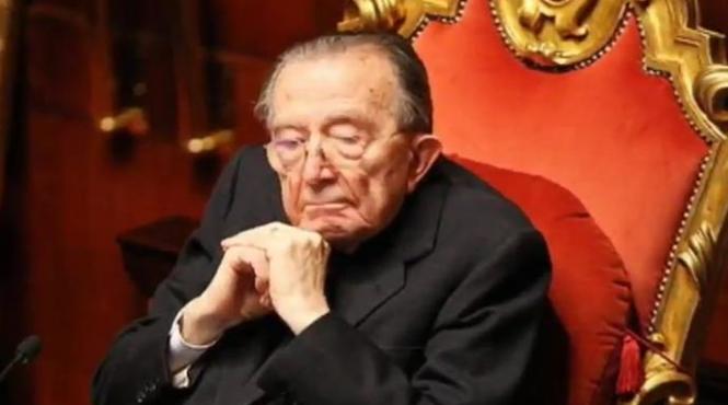 giulio andreotti de sapte ori sef al guvernului italiei a murit fostul premier avea 94 de ani