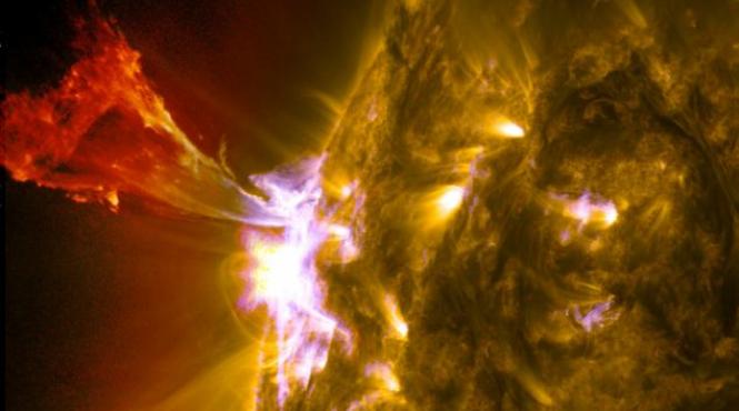 imagini spectaculoase nasa a surprins o flacara solara uriasa soarele la apogeul perioadei sale de activitate video