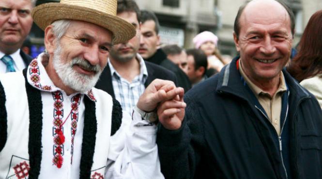 presedintele traian basescu printre miile de participanti la o serbare campeneasca in comuna pestera