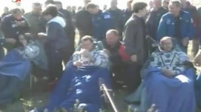 chris hadfield si alti doi astronauti de pe statia spatiala internationala au revenit pe pamant video