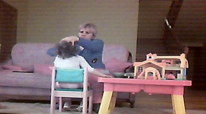 aveti grija cu cine va lasati copiii bonele care au ingrozit internetul video